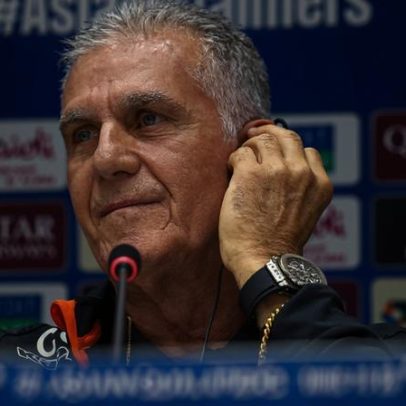 Queiroz chega a Portugal com tom irónico e agradece ao Presidente