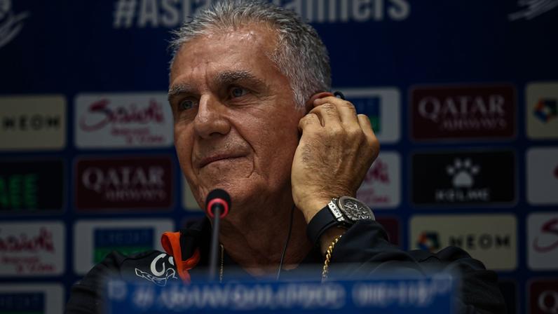 Queiroz chega a Portugal com tom irónico e agradece ao Presidente