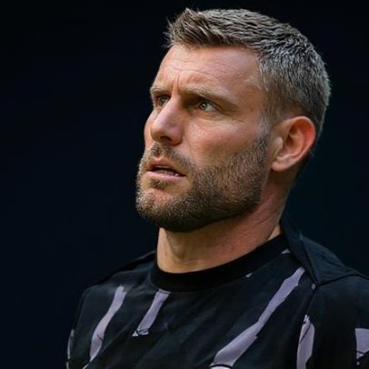 Milner regressa a Anfield com o número 20 de Jota e recebe ovação