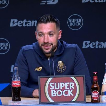 Bednarek recebe amarelo enquanto a bola ainda estava no ar