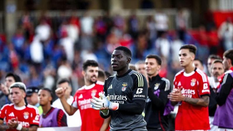 Mourinho altera seis jogadores no onze do Benfica em Faro