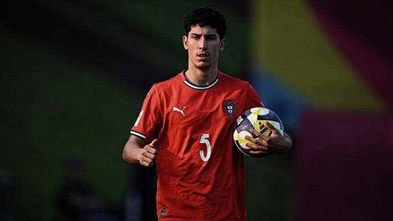 José Neto não resolve os problemas coletivos do Benfica