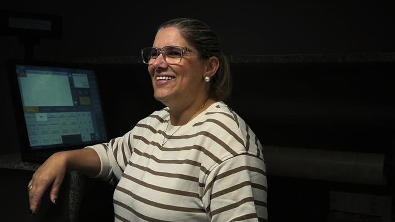 Palmira na loja onde trabalha desde os 14 anos.