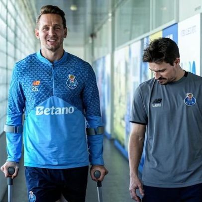 FC Porto: Luuk de Jong de canadianas e sorridente
