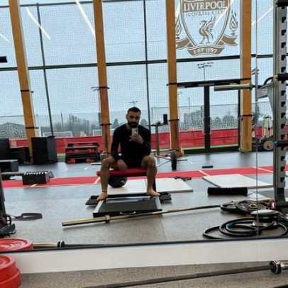 Salah treina-se sozinho após exclusão por Arne Slot