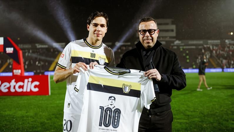 Internacional sub-21 português foi distinguido pelo presidente da SAD, Miguel Ribeiro - Foto: Famalicão