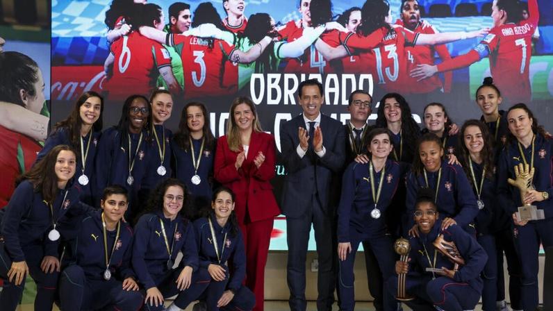 Vice-campeãs mundiais foram homenageadas na Cidade do Futebol. Foto: Tiago Petinga/Lusa