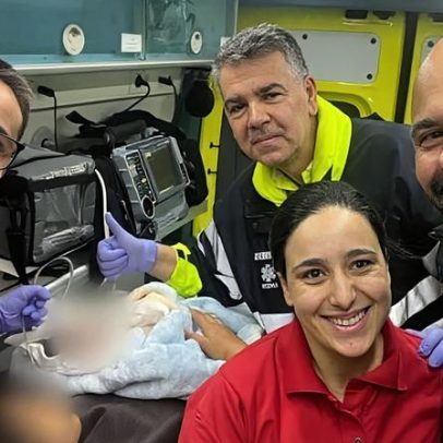 Bebé nasce numa ambulância dos bombeiros durante atendimento