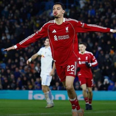 Rodon tentou atrasar a bola, mas viu o Liverpool marcar o primeiro