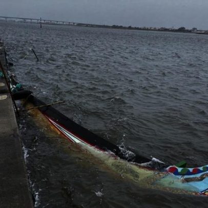 Mau tempo afunda moliceiro no Clube de Vela Costa Nova em Aveiro