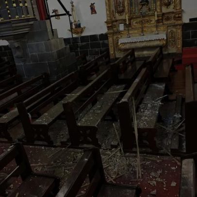 Teto da Igreja de Rabo de Peixe desabou; missas no salão paroquial