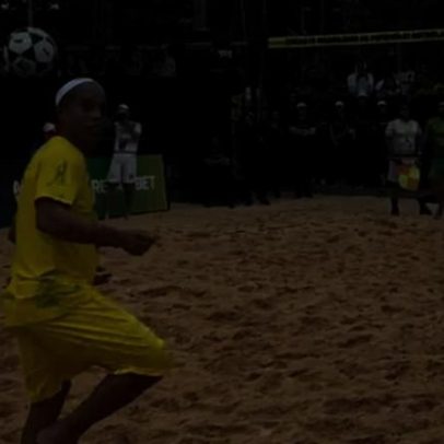 Ronaldinho aos 45 surpreende no futevólei em vídeo