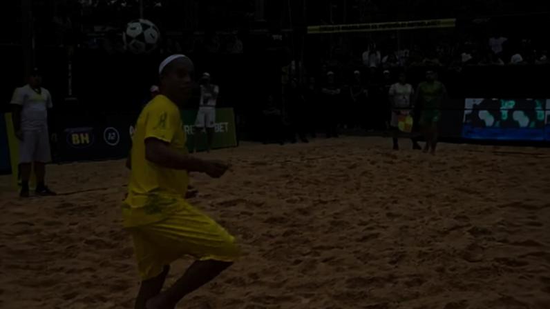 Ronaldinho deu nas vistas numa partida de futevólei