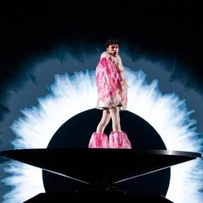 Eurovisão 2024: Nemo devolve troféu em protesto pela permanência de Israel