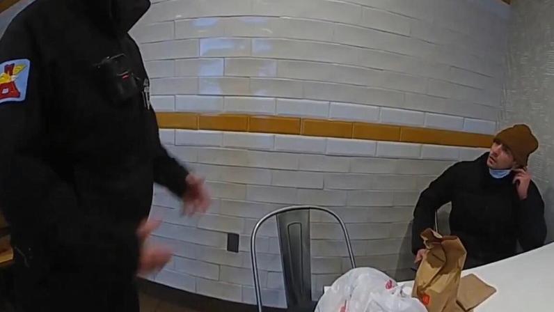 Imagens da detenção de Luigi Mangione revelam refeição no McDonald's e balas