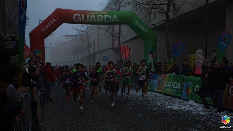 Mais de 700 atletas enfrentam frio na 2ª Corrida São Silvestre da Guarda