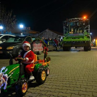 Mais de 130 tratores iluminam Montemor-o-Velho num cortejo de Natal inédito