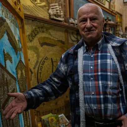 Eduardo Dinis Henriques transforma moedas e restos em arte na casa de Cacilhas