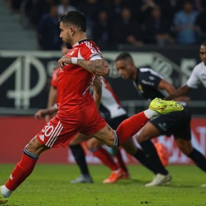 Benfica falha pênalti: Tannander detém remate de Otamendi
