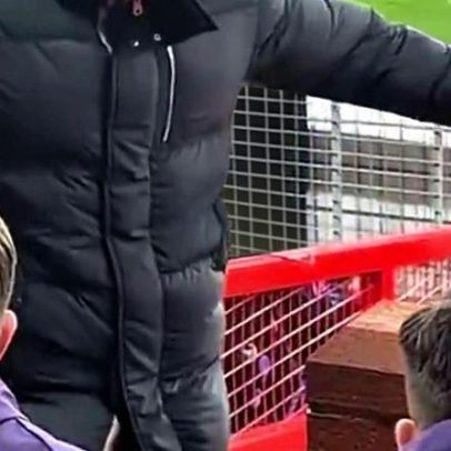 Rúben Amorim visivelmente irritado no banco grita durante jogo