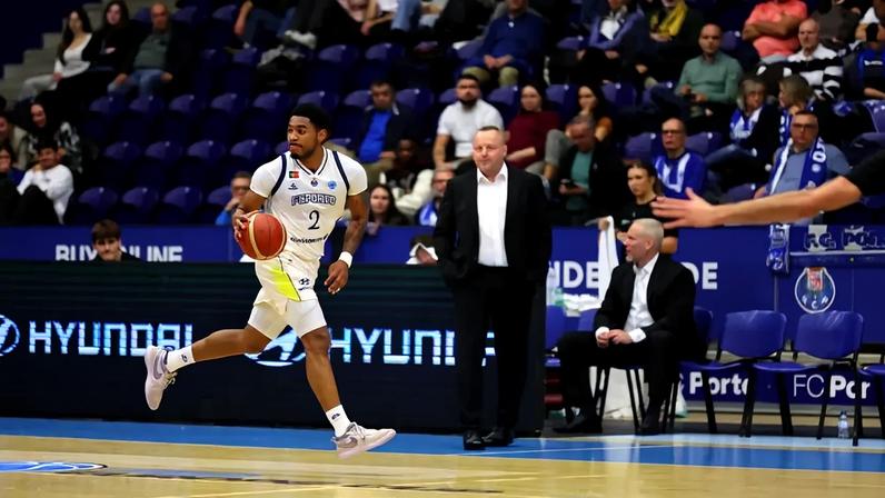 Jhonathan Dunn, jogador de basquetebol do FC Porto. Foto FIBA
