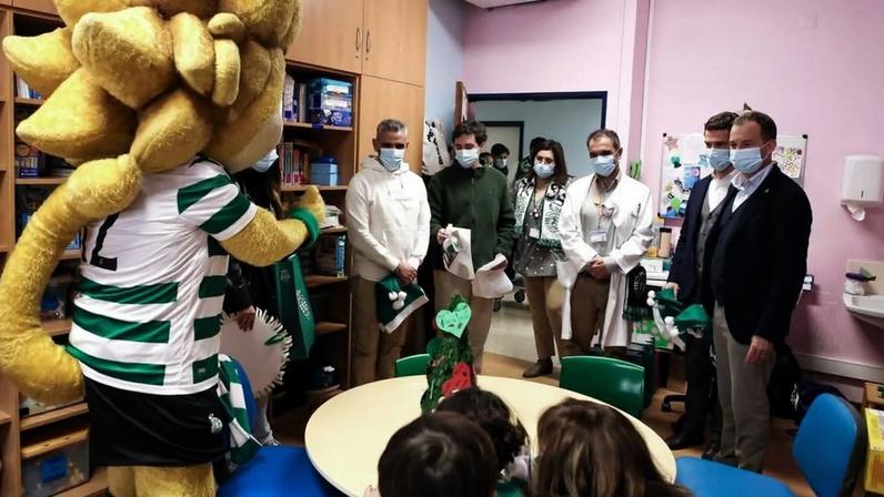 Rui Borges, Bernardo Palmeiro e Frederico Varandas ofereceram presentes às crianças, que se deliciaram com a presença da mascote leonina, Jubas - Foto: SPORTING CP