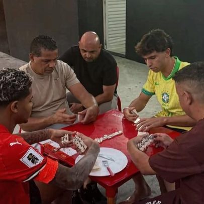 João Félix mostra férias em São Paulo com dominó, futebol e boa comida
