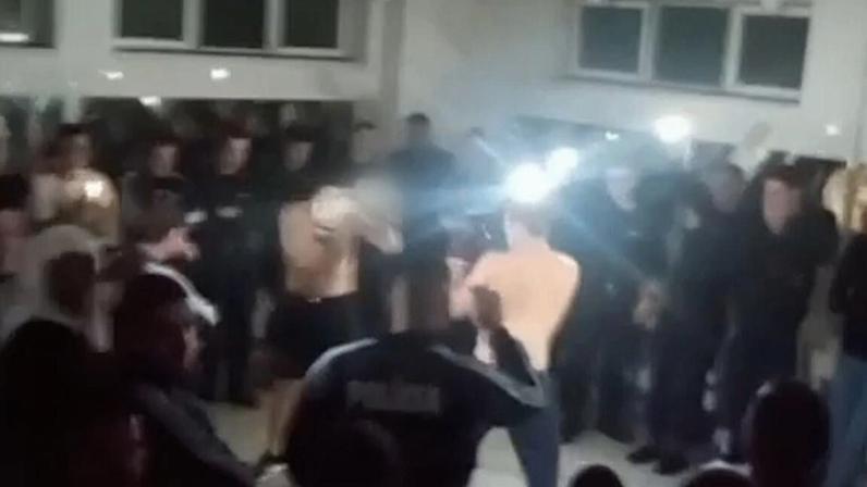 O combate atraiu dezenas de espectadores