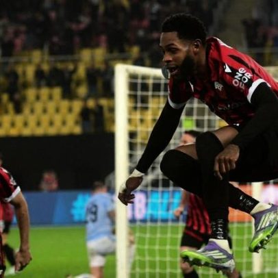 Ronaldo Romário, jogador jamaicano, faz jogadas pelo Shkendija com Webster