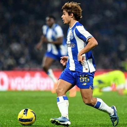 Melhores imagens do FC Porto-Aves SAD mostram duelo entre extremos