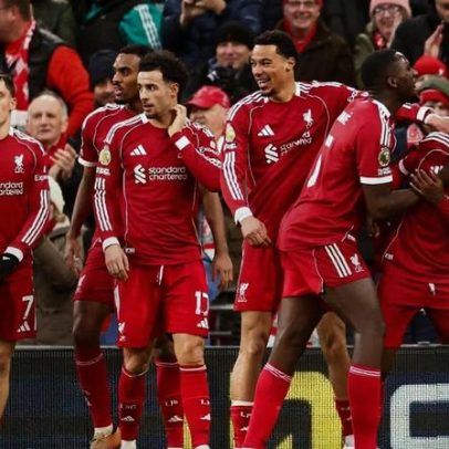 Gravenberch celebra com Diogo Jota após abrir o marcador em Anfield