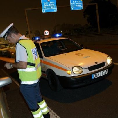 Doze mortos nas estradas e 453 detidos por condução sob influência de álcool