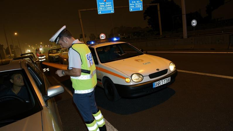Agentes da brigada de trânsito da GNR durante a operação de fiscalização ao consumo de álcool e também de todas as substâncias psicotrópicas com influência negativa na condução que passaram a ser penalizadas a partir da meia-noite de hoje, 06 de Agosto de 2007, na A3 no Porto. ESTELA SILVA/LUSA