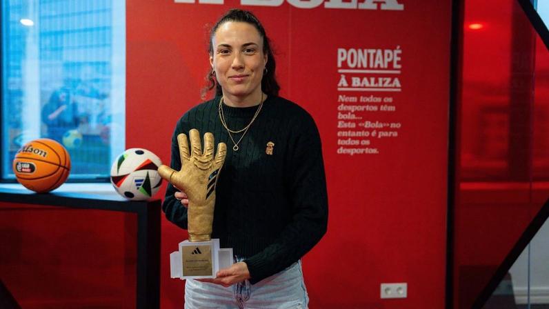 Ana Catarina exibe Luvas de Ouro, troféu ganho como melhor guarda-redes do Mundial de futsal feminino