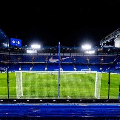 Cinzas de jogador enterradas debaixo da marca de pênalti em Stamford Bridge