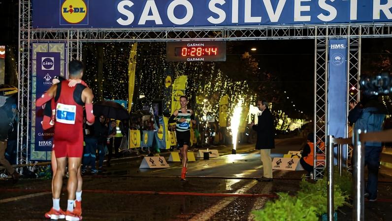 Nader esperou por Salomé após cortar a meta na Av da Liberdade para a abraçar. Fotografia São Silvestre de Lisboa