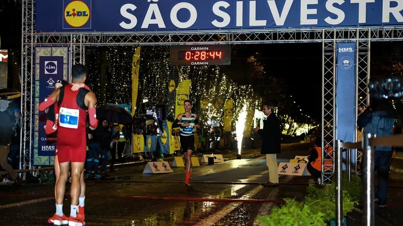 Nader esperou por Salomé após cortar a meta na Av da Liberdade para a abraçar. Fotografia São Silvestre de Lisboa
