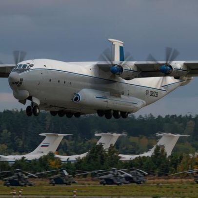 Avião militar russo despenha-se perto de Moscovo