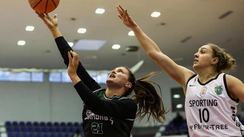 Lauren Golding foge à oposição de Maria Kostourkova Fotografia FPB