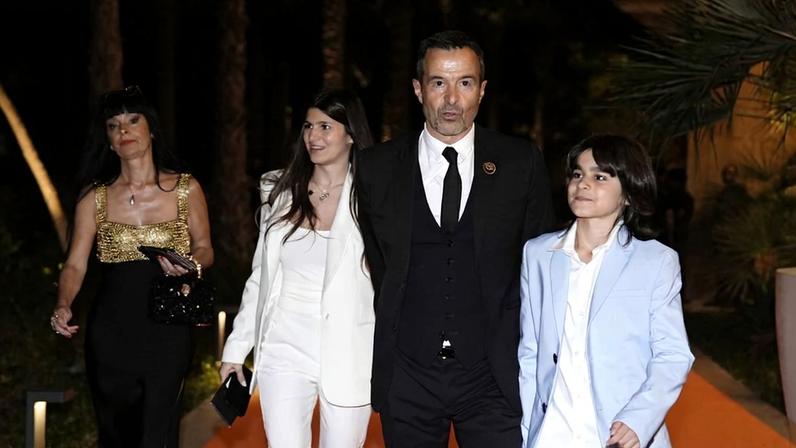 Jorge Mendes e a família à chegada aos Globe Soccer Awards