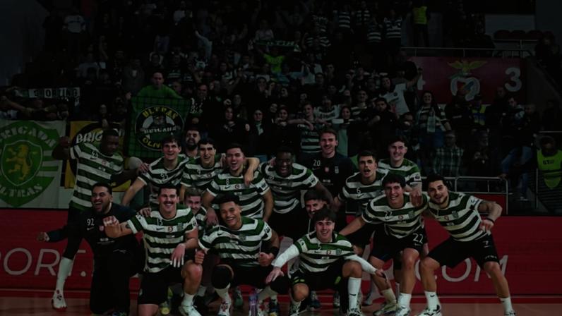 Tal como haviam feito após a vitória na Dragão Arena há três jornadas, no final o Sporting voltou a tirar uma fotografia com os adeptos na bancada Fotografia Sporting CP
