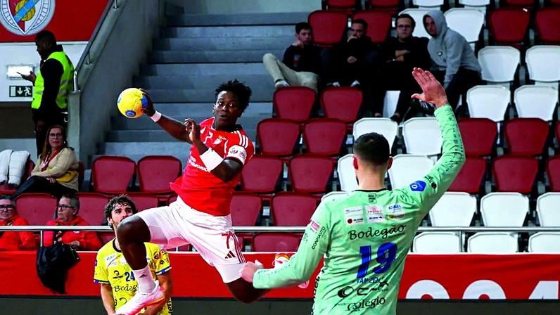 Steven Valencia em ação diante de Tomás Van Zeller Fotografia SL Benfica