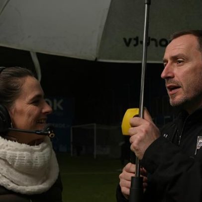 Ian Cathro ajuda jornalista na 'luta' contra chapéu de chuva (vídeo)