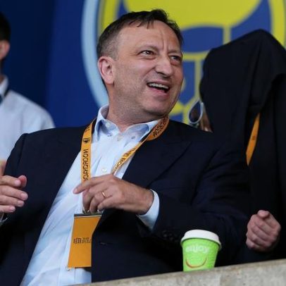 Dono de clube da Premier League é acusado de liderar esquema de apostas