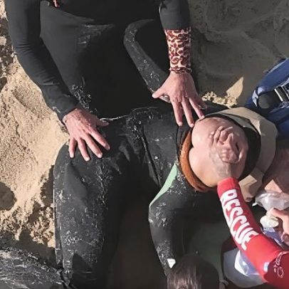 Surfista brasileiro apanhado por onda gigante na Nazaré