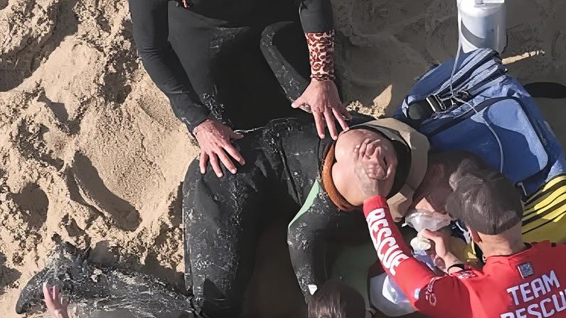 Surfista brasileiro apanhado por onda gigante na Nazaré