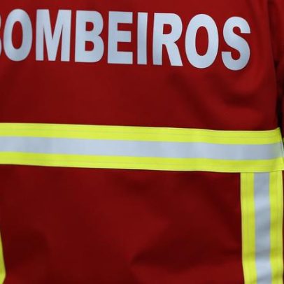 Incêndio na Amadora obriga moradores a escapar pelas janelas.