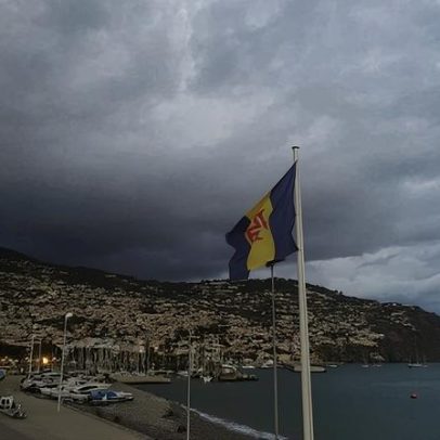 Madeira com céu muito nublado e possibilidade de precipitação fraca