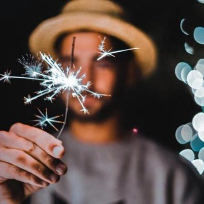 Cinco escolhas: pessoas com malas feitas para a festa