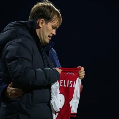 Jogador do Ajax homenageia namorada falecida antes do jogo